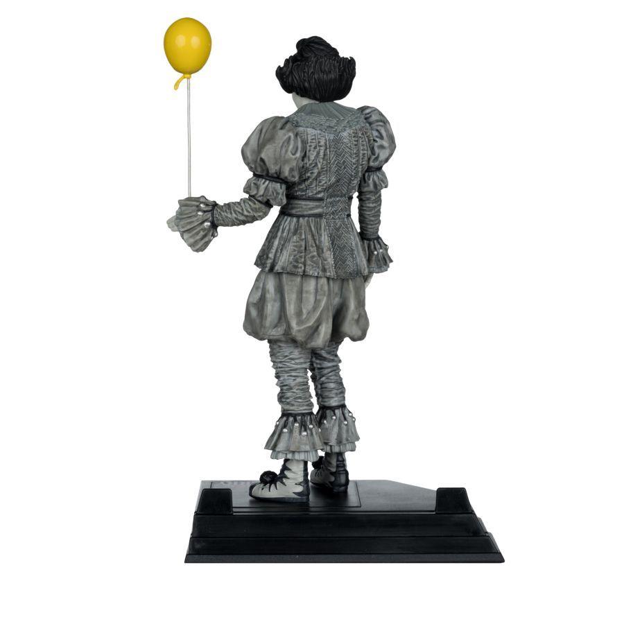 Welcome to Derry - Pennywise (Black & White) Movie Maniacs 6″ Posed Figure