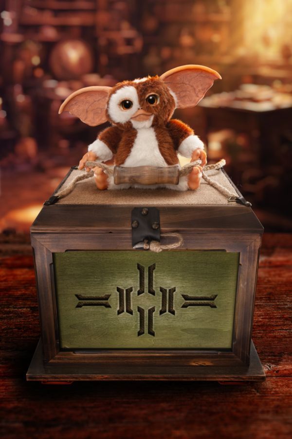 Gremlins - Replica Mogwai box and Gizmo plush