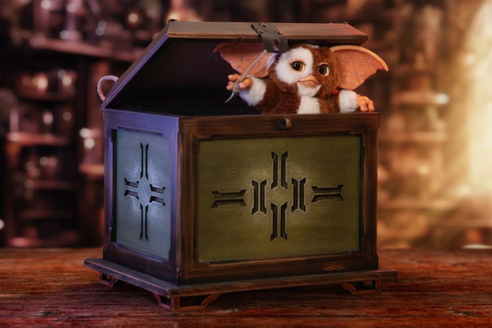 Gremlins - Replica Mogwai box and Gizmo plush