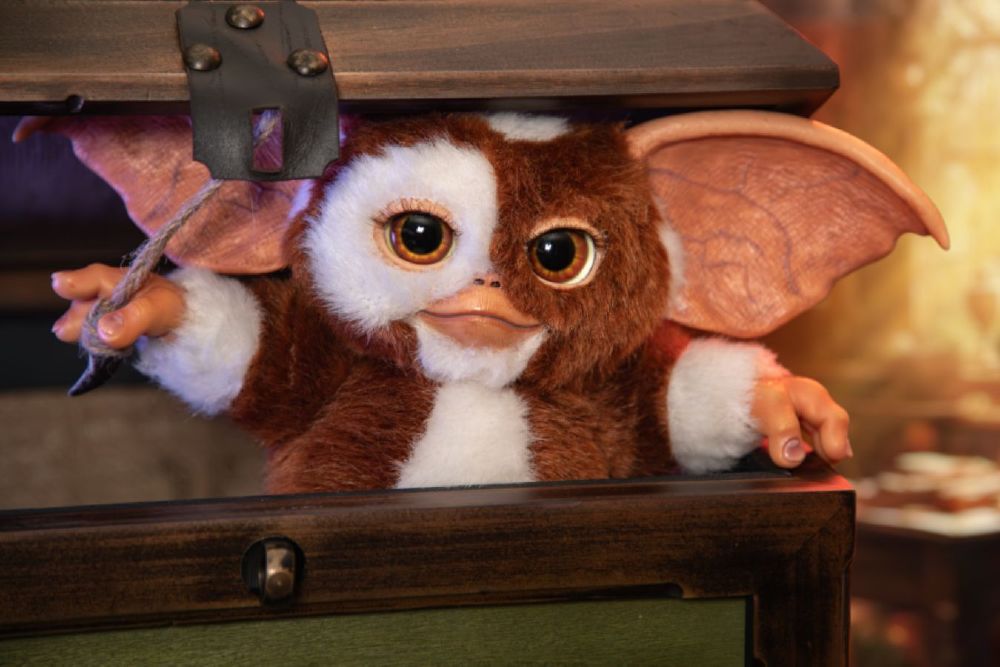 Gremlins - Replica Mogwai box and Gizmo plush
